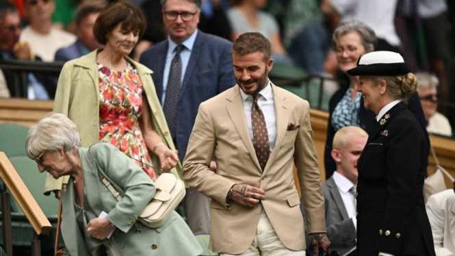 David Beckham bersama Ibunya Sandra di Lapangan Utama Wimbledon