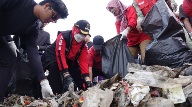 Ribuan Orang Ikut Aksi Bersih Pantai Sukaraja Bandar Lampung
