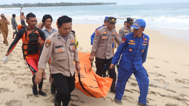 Evakuasi Korban Tenggelam Nelayan di Pesisir Barat