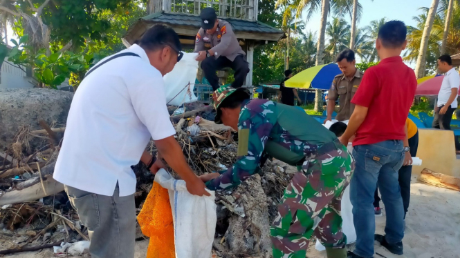 Polisi, TNI dan Masyarakat Bersihkan Pantai Pesisir Barat