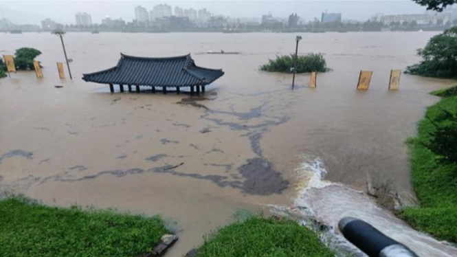 Paviliun di Benteng Gongsanseong tergenang banjir akibat hujan lebat