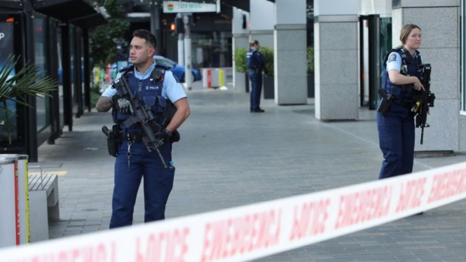 Petugas polisi berjaga di dekat lokasi penembakan di Auckland