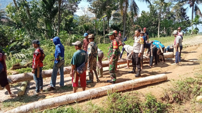 Polri dan TNI Bersama Masyarakat Gotong Royong Bangun Jembatan Kayu