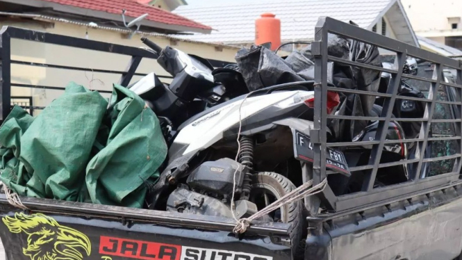 Mobil Pick-up membawa sepeda motor yang diduga hasil kejahatan