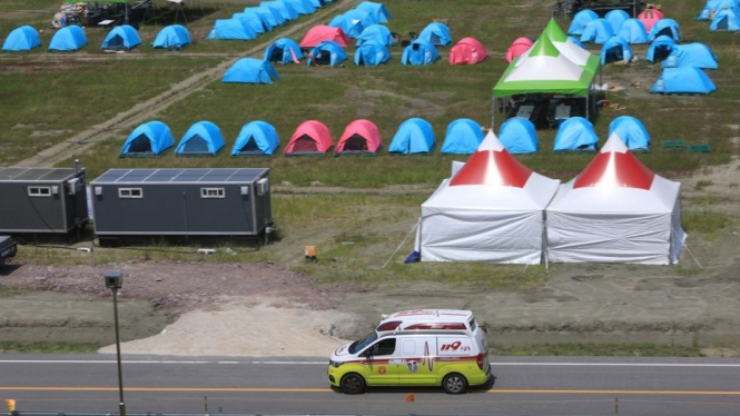 Ambulans membawa peserta Jambore Dunia, akibat cuaca panas ekstrem