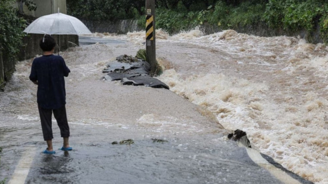 Kondisi jalan terendam selama topan Khanun di Gunwi, Korea Selatan