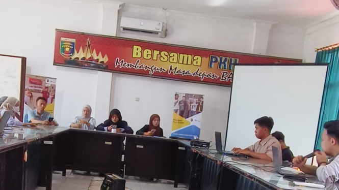 Pengurus Gerakan Ayo Kuliah (GAK) Lampung melakukan evaluasi program
