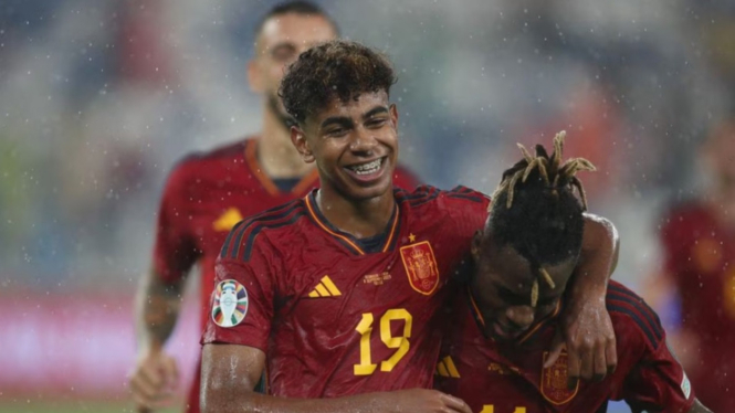 Lamine Yamal merayakan gol debutnya di Timnas Spanyol
