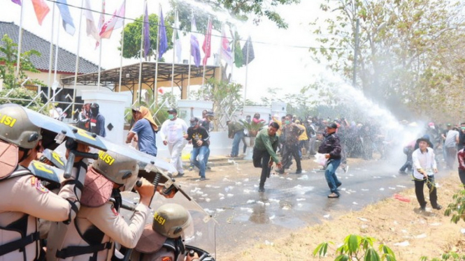 Ratusan Massa Demo di Kantor KPU Lampung Timur