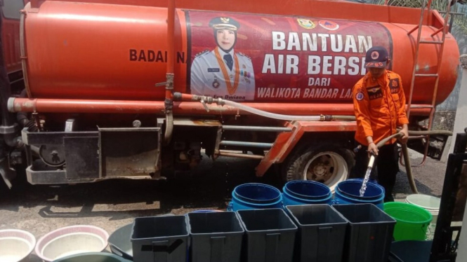 Pemkot Bandar Lampung Salurkan Air Bersih ke Warga yang Membutuhkan