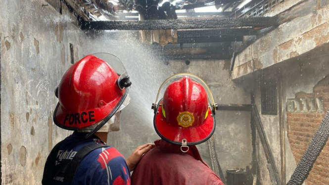 Petugas Damkar Bandar Lampung, melakukan pemadaman Kebakaran ruko