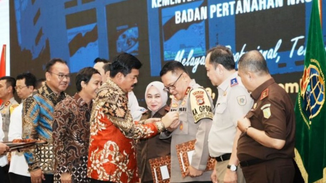 Kapolda Lampung mendapatkan penghargaan dari Kementerian ATR/BPN