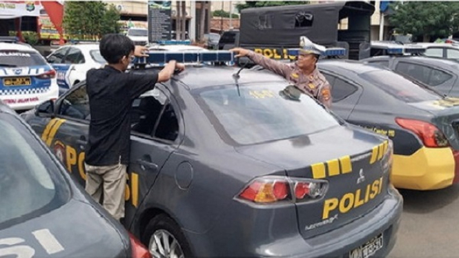 Polresta Bandarlampung Pasang Kaca Film di Lampu Rotator Mobil Patroli