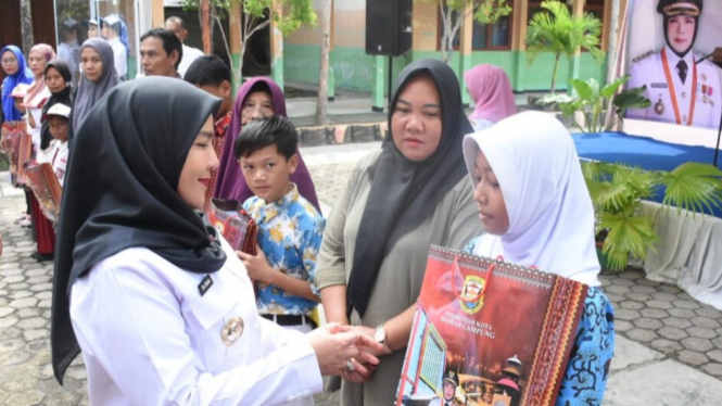 Wali Kota Bandar Lampung, menyerahkan bantuan kepada siswa billing