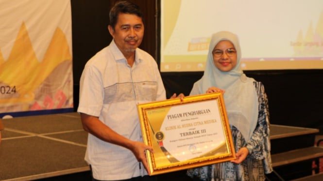 Djoko Winarto Direktur Klinik Al Husna Citra Medika terima Penghargaan