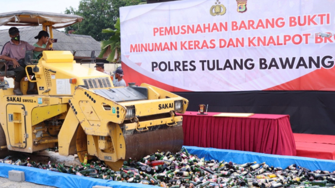 Pemusnahan Botol Miras dan Knalpot Brong.