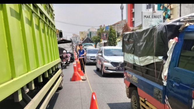Polres Pringsewu melakukan pemasangan pembatas median jalan di sejumlah titik keramaian di wilayah Kabupaten Pringsewu Lampung.