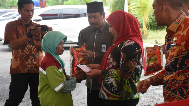 Walikota Bandar Lampung serahkan bantuan petugas kebersihan