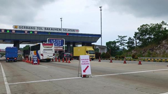 Suasana kendaraan di gerbang exit tol Bakauheni Selatan, Lampung.