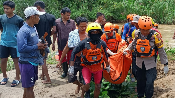 Petugas evakuasi jasad korban terseret arus Sungai Way Semaka.