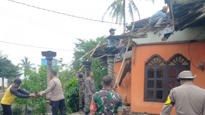 Polres Lampung Timur dan TNI membantu warga yang rumahnya rusak.