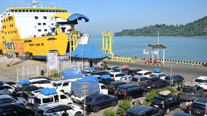 Suasana antrian kendaraan di Pelabuhan Bakauheni.