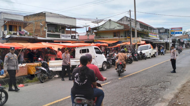 Polisi mengamankan pasar tmpah di Kabupaten Lampung Barat.