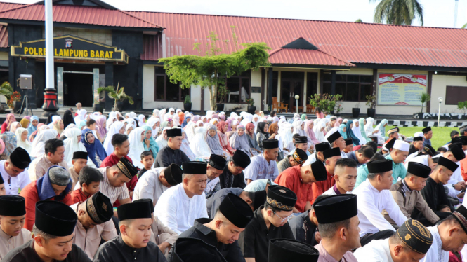 Pelaksanaan sholat Idul Fitri 1445H di Polres Lampung Barat