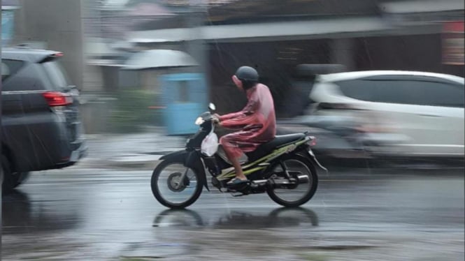 Pemotor saat melintas ditengah rintik hujan Bandar Lampung