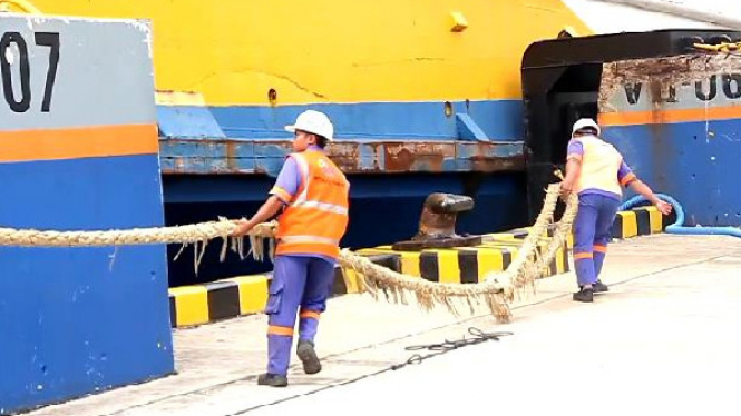 Petugas penarik tali tambang kapal di Dermaga Pelabuhan Bakauheni