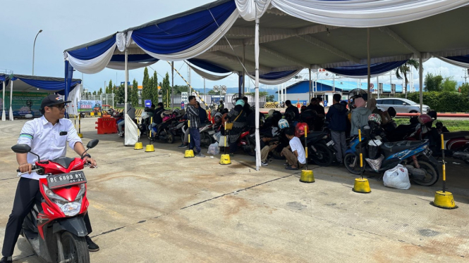 Suasana pemudik sepeda motor di Pelabuhan Panjang