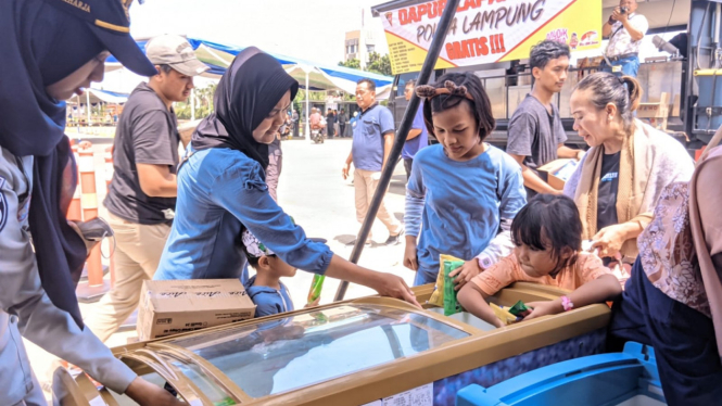 Pemudik serbu es krim gratis di Pelabuhan Panjang