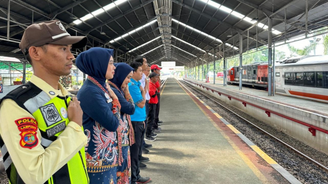 Petugas KAI saat menghantarkan pemudik di Stasiun Tanjungkarang