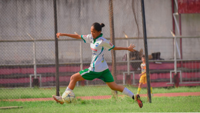 Nabila Syisilia pesepakbola putri asal Lampung saat berlatih