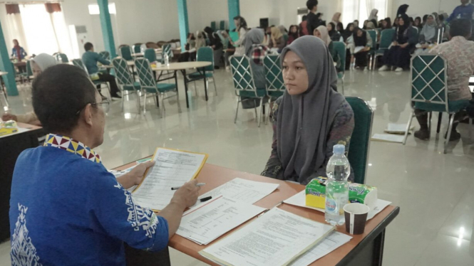 Mahasiswa mengikuti wawancara program Kartu Indonesia Pintar (KIP)