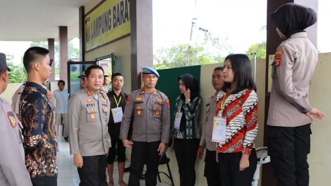 Kapolres Lampung Barat menghampiri pendaftar penerimaan Polri.