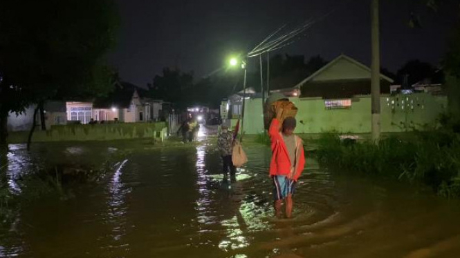 Banjir merendam ratusan rumah di Komplek Perumahan Gatam.