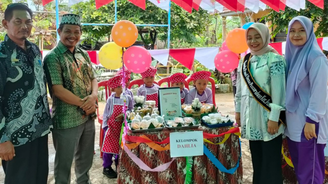 Taman Kanak-Kanak PGRI, Desa Pasuruan menggelar 'Market Day'.