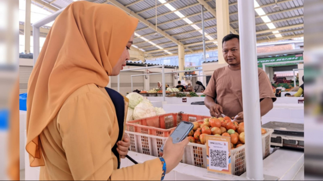 Pelanggan pasar gunakan qris di Pasar Lebak Budi