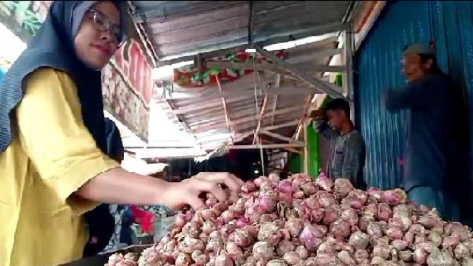 Harga bawang merah masih tinggi.