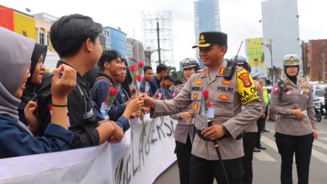 Kapolresta Bandar Lampung berikan bunga kepada massa aksi
