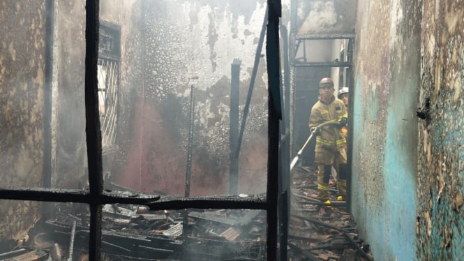 Rumah warga terbakar diduga karena korsleting listrik.