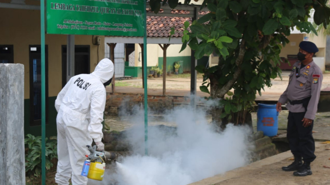 Brimob Polda Lampung melakukan fogging di Pondok Pesantren