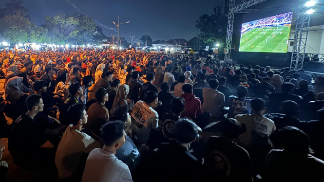 Ribuan warga nobar Timnas U-23 di PKOR Way Halim