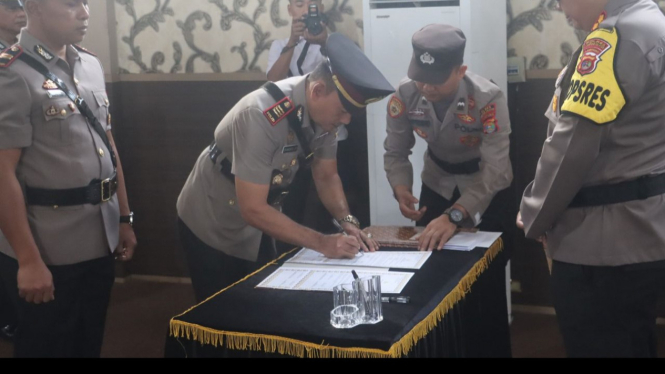Kapolres Lampung Selatan melakukan serah terima jabatan.
