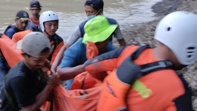 Petugas evakuasi jasad Remaja terbawa arus Sungai Way Sekampung.