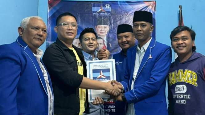 Bang Taun mengambil berkas pendaftaran Cawabup Lampung Tengah.