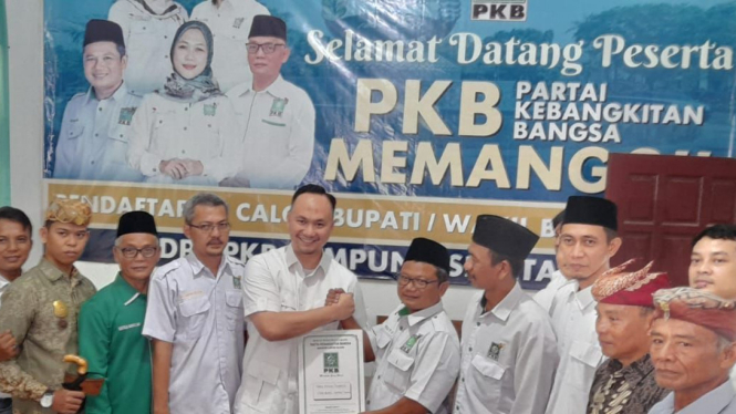 Pandu mengembalikan formulir Balonkada DPC PKB Lampung Selatan.