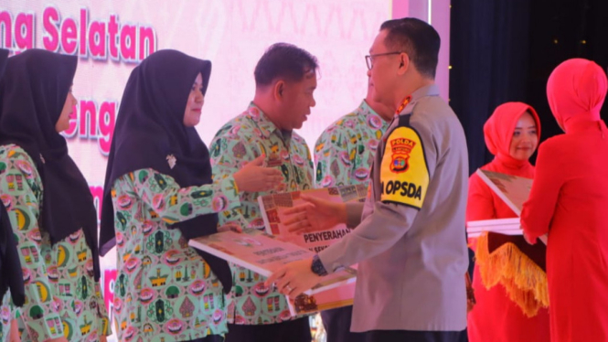 Kapolda Lampung memfasilitasi beasiswa pendidikan masuk SMA.