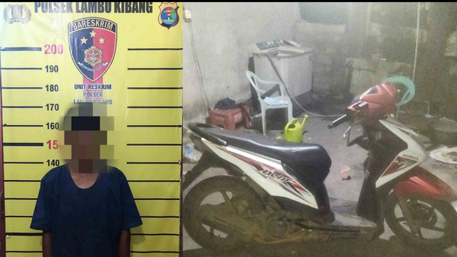 Pencuri motor dihajar massa sebelum diamankan polisi.